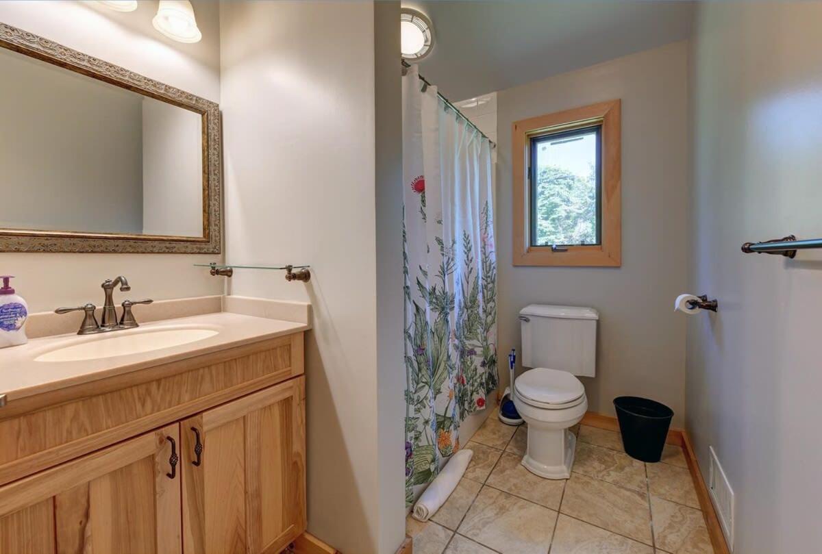 Berkshire Vacation Rentals: Great Barrington Cabin Sleeps 14 Walk To Town Esterno foto