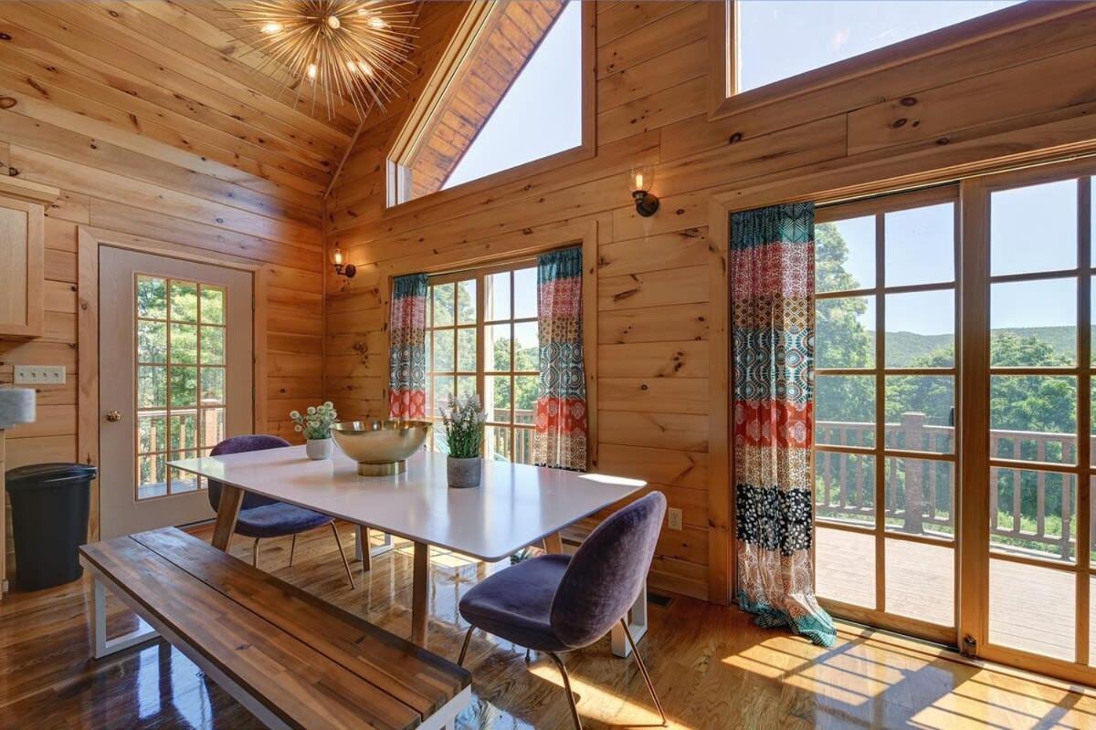 Berkshire Vacation Rentals: Great Barrington Cabin Sleeps 14 Walk To Town Esterno foto
